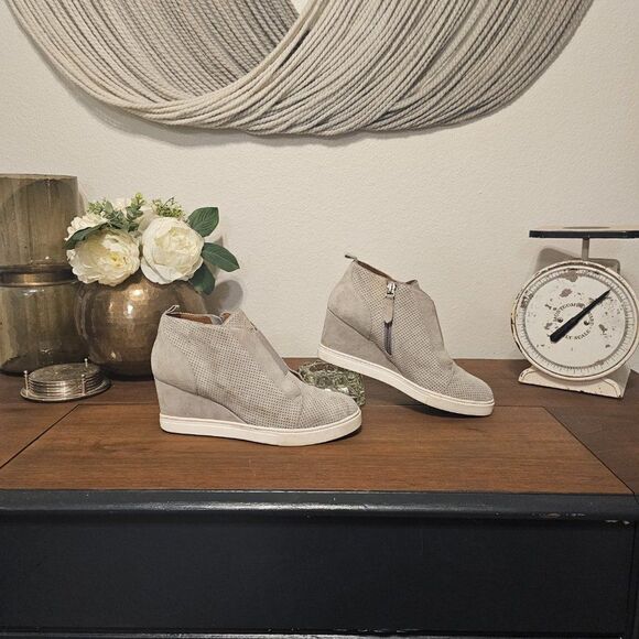 Linea Paolo Anna Perforated Suede Wedges Sz 7.5 - Picture 4 of 8